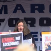 Samantha Horowitz på talerstolen ved March for Our Lives demonstration i København