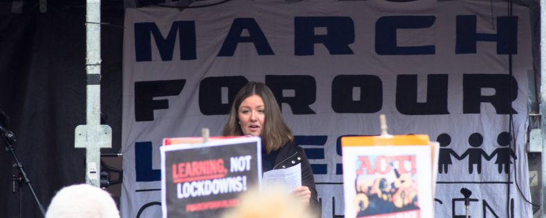 Samantha Horowitz på talerstolen ved March for Our Lives demonstration i København